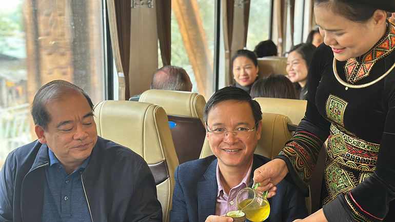 Các đại biểu trong đoàn khảo sát thưởng thức trà Thái Nguyên. Các đại biểu trong đoàn khảo sát thưởng thức trà Thái Nguyên.