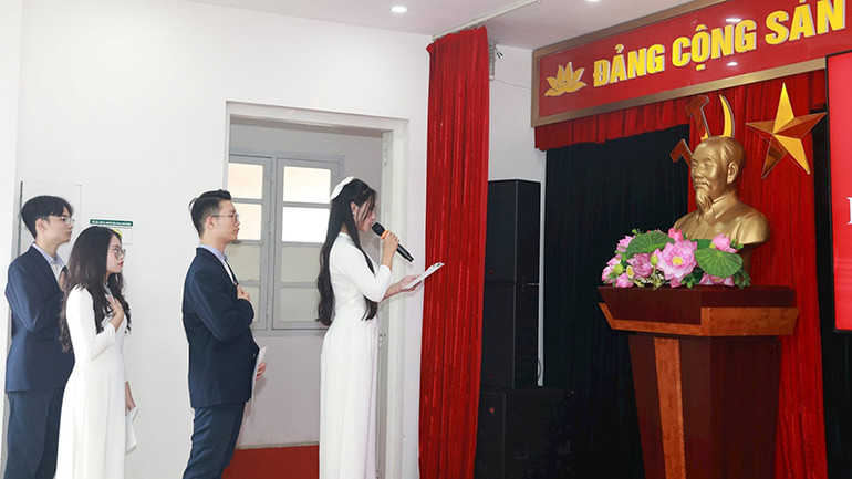 Đảng viên mới tuyên thệ tại Lễ kết nạp đảng viên.