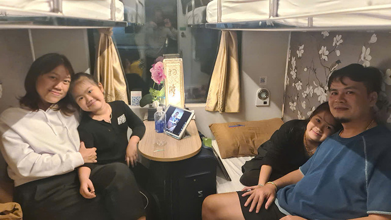 Gia đình chị Mai Ái Liên trên chuyến tàu Tết.