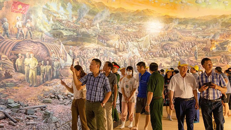 Bức tranh panorama “Chiến dịch Điện Biên Phủ” tạo ấn tượng với khách tham quan.