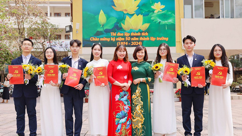 Sau quá trình nỗ lực phấn đấu, các học sinh ưu tú trường THPT Kim Liên vinh dự được kết nạp Đảng