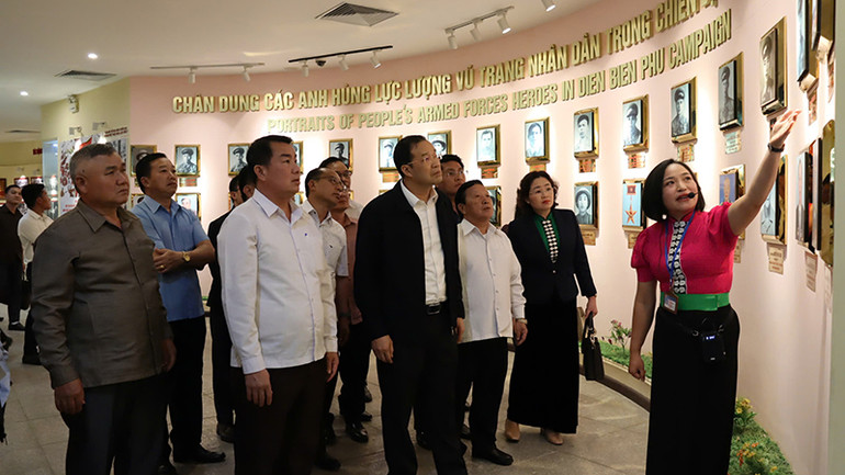 Hướng dẫn viên bảo tàng thuyết minh phục vụ khách tham quan