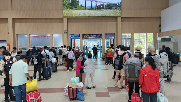 Hành khách tại phòng đợi tàu Ga Sài Gòn chuẩn bị lên tàu. Hành khách tại phòng đợi tàu Ga Sài Gòn chuẩn bị lên tàu.