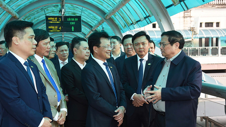 Thủ tướng Phạm Minh Chính kiểm tra tình hình hoạt động và chất lượng phục vụ hành khách tại ga Hà Nội. Thủ tướng Phạm Minh Chính kiểm tra tình hình hoạt động và chất lượng phục vụ hành khách tại ga Hà Nội.