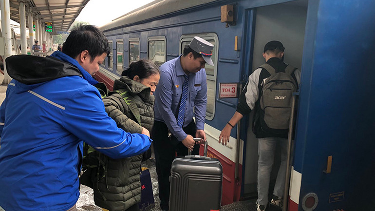 Hỗ trợ chuyển hành lý cho khách lên tàu Hỗ trợ chuyển hành lý cho khách lên tàu