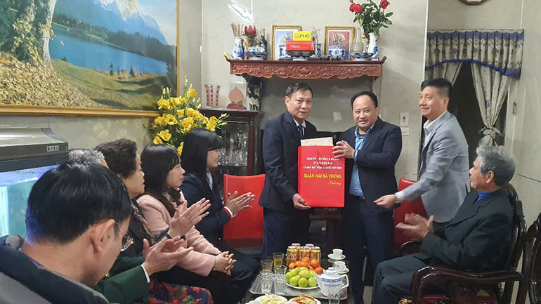 Lãnh đạo quận Hai Bà Trưng thăm hỏi, tặng quà Tết gia đình người có công với cách mạng