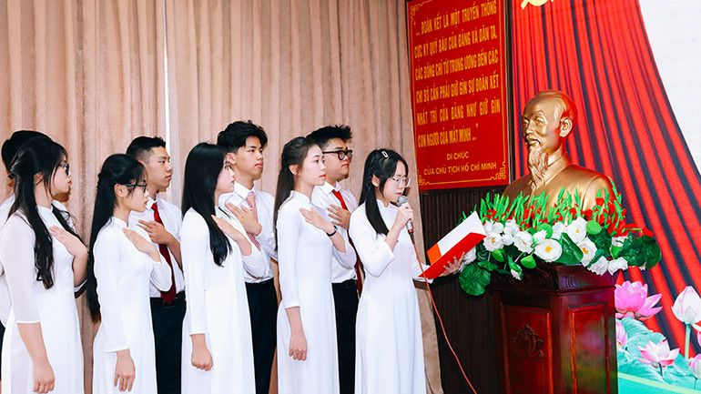 Các đảng viên mới đọc lời tuyên thệ tại Lễ Kết nạp đảng viên ngày 19/5/2024. Các đảng viên mới đọc lời tuyên thệ tại Lễ Kết nạp đảng viên ngày 19/5/2024.