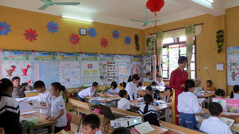 Cô trò trường Phổ thông dân tộc bán trú tiểu học Trần Văn Thọ (Mường Nhé)