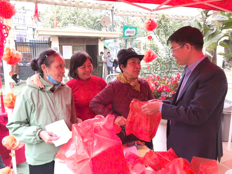 Chủ tịch UBND phường Vĩnh Tuy Lưu Xuân Trịch trao quà cho hộ dân.