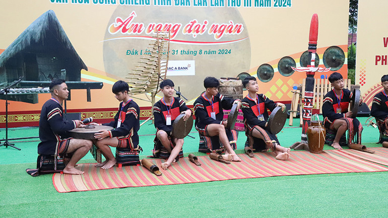 Nhiều đội chiêng thu hút được thanh thiếu niên tham gia.