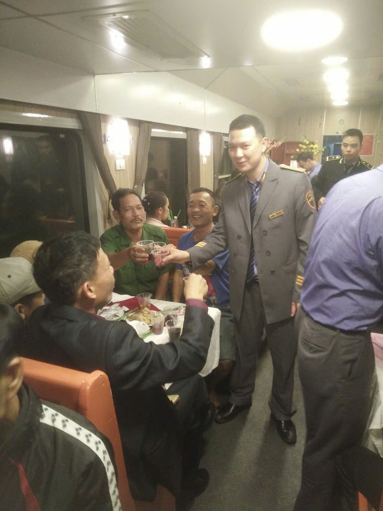 Trưởng tàu Dương Văn Toản chúc Tết hành khách lúc Giao thừa nhiều năm trước Trưởng tàu Dương Văn Toản chúc Tết hành khách lúc Giao thừa nhiều năm trước