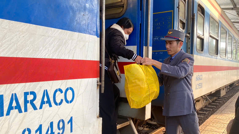 Nhân viên hỗ trợ hành khách xuống tàu.