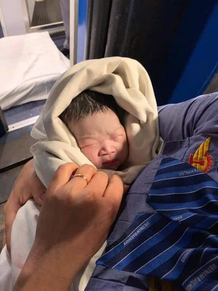 Nhân viên Hà Thị Thủy bế bé Trương Thị Thu Thúy lúc mới chào đời Nhân viên Hà Thị Thủy bế bé Trương Thị Thu Thúy lúc mới chào đời