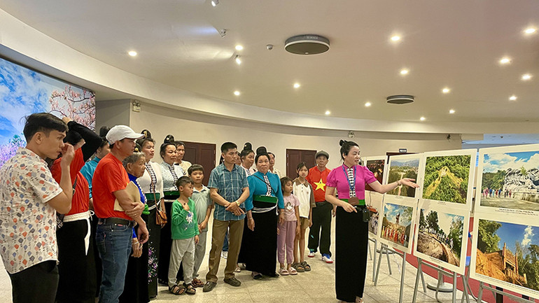 Khách tham quan triển lãm ảnh tại Bảo tàng.