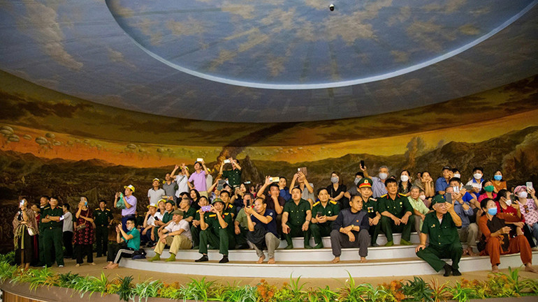 Khách tham quan hào hứng xem bức tranh panorama “Chiến dịch Điện Biên Phủ”.