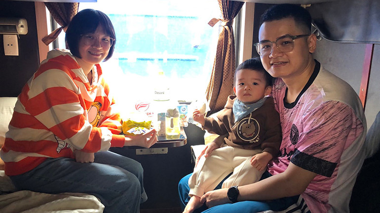 Niềm vui của hành khách về quê đoàn viên đón Tết Niềm vui của hành khách về quê đoàn viên đón Tết