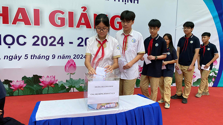 Học sinh ủng hộ đồng bào bão lụt.