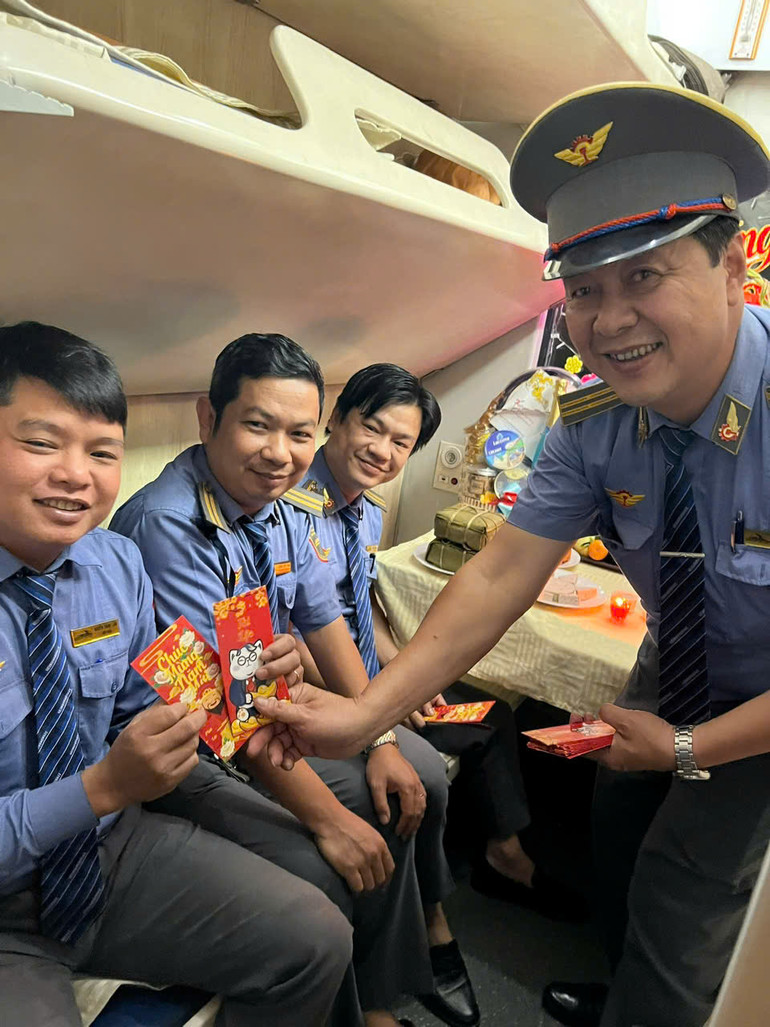 Trưởng tàu Trần Văn Trí mừng tuổi cho nhân viên tổ tàu. Trưởng tàu Trần Văn Trí mừng tuổi cho nhân viên tổ tàu.