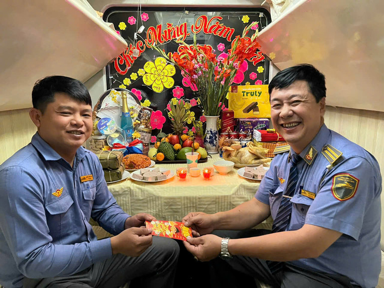 Nhân viên trên tàu nhận lì xì năm mới Nhân viên trên tàu nhận lì xì năm mới