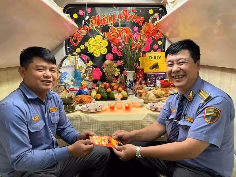 Nhân viên trên tàu nhận lì xì năm mới