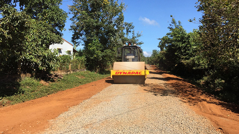 Làm đường xây dựng nông thôn mới. Làm đường xây dựng nông thôn mới.