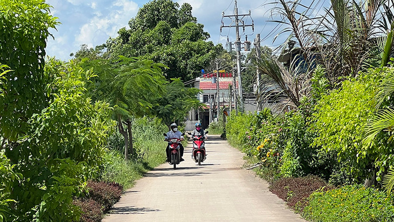 Đầu tư, xây dựng đường giao thông nông thôn tại xã Bình Thới. (Ảnh: Hoàng Trung)