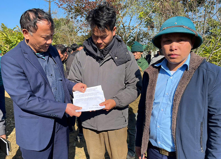 Trao hỗ trợ tới đại diện gia đình có 4 trẻ em thiệt mạng trong vụ tai nạn giao thông đặc biệt nghiêm trọng tại xã Nậm Càn, huyện Kỳ Sơn, Nghệ An. (Ảnh NFVC)