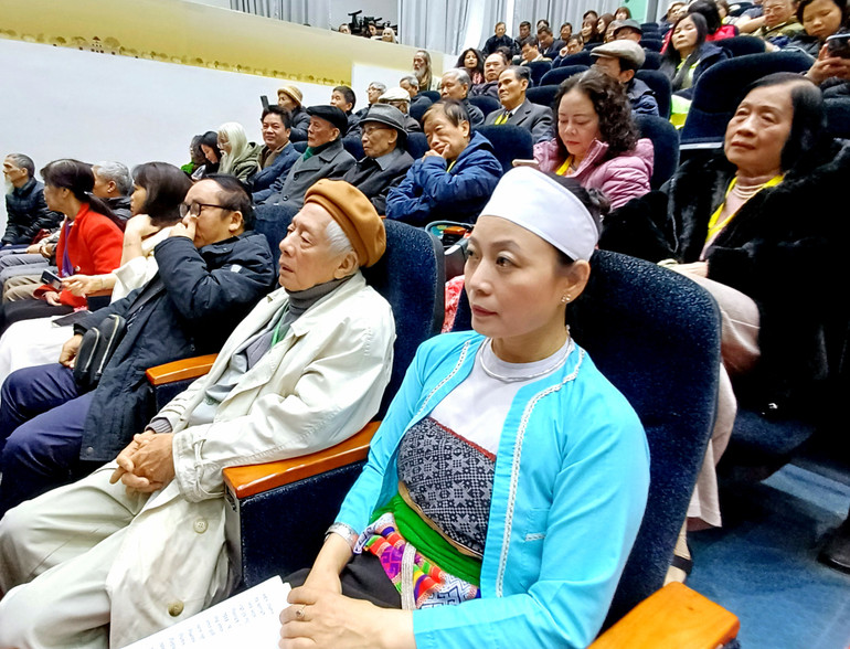 Đông đảo các nhà thơ, nhà phê bình văn học và công chúng tham dự tọa đàm.