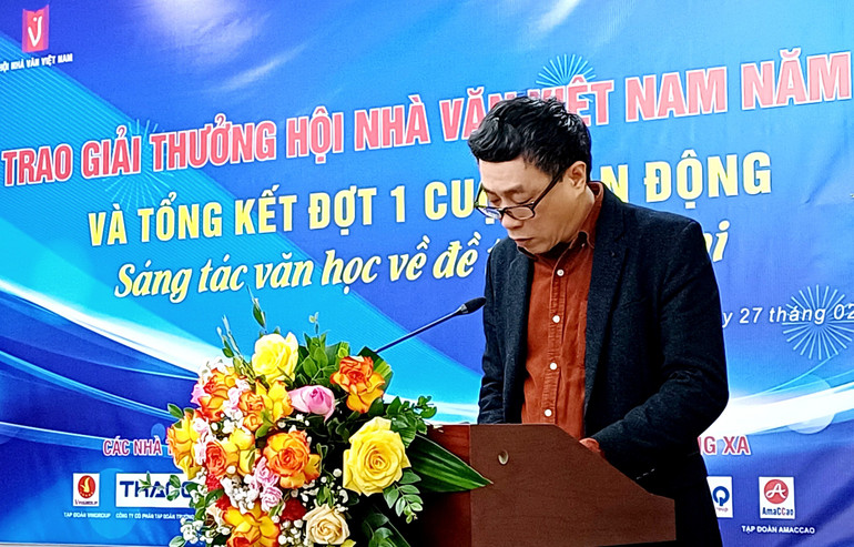 Phó Chủ tịch Hội Nhà văn Việt Nam, nhà thơ Nguyễn Bình Phương trình bày báo cáo tổng kết.