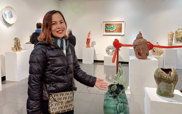 Nghệ sĩ Nguyễn Thị Thu Trang giới thiệu tác phẩm "Sen xanh" của mình.