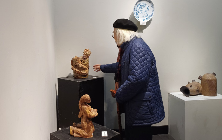 Nhà điêu khắc Tạ Quang Bạo tham quan triển lãm.