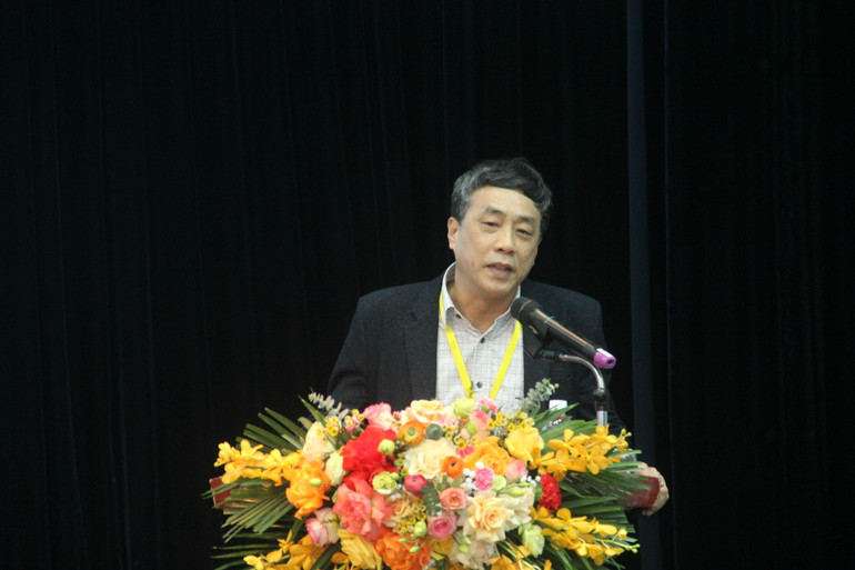 Phó Chủ tịch Hội Nhà văn Việt Nam Nguyễn Bình Phương phát biểu đề dẫn.