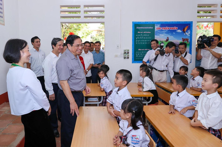 Thủ tướng Phạm Minh Chính với các em học sinh Trường tiểu học thị trấn Yên Lập.