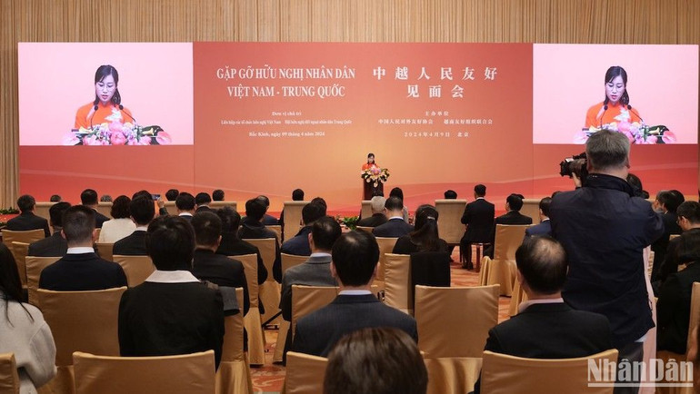 Đại diện lưu học sinh Việt Nam phát biểu tại Gặp gỡ hữu nghị nhân dân Việt Nam-Trung Quốc.