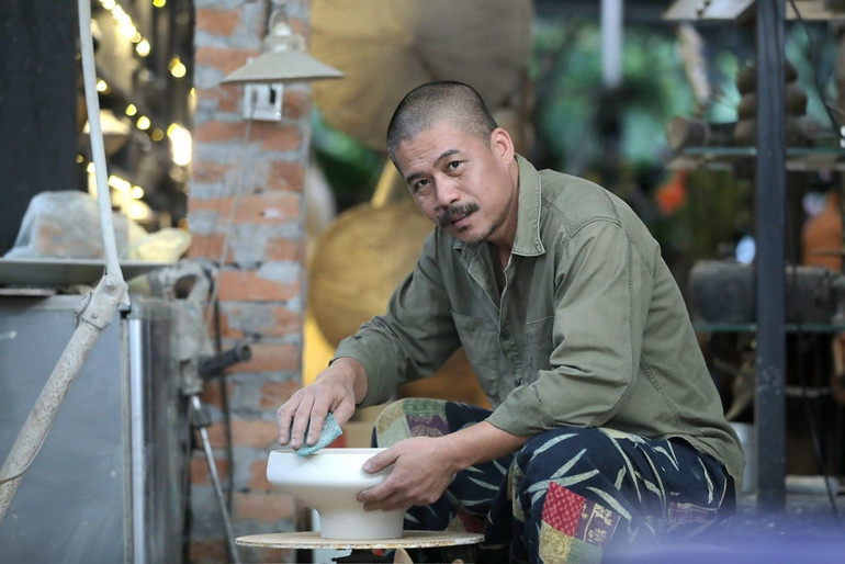 Họa sĩ Vũ Đức Hiếu dành rất nhiều tâm huyết để bảo tồn, lan tỏa tinh hoa gốm.