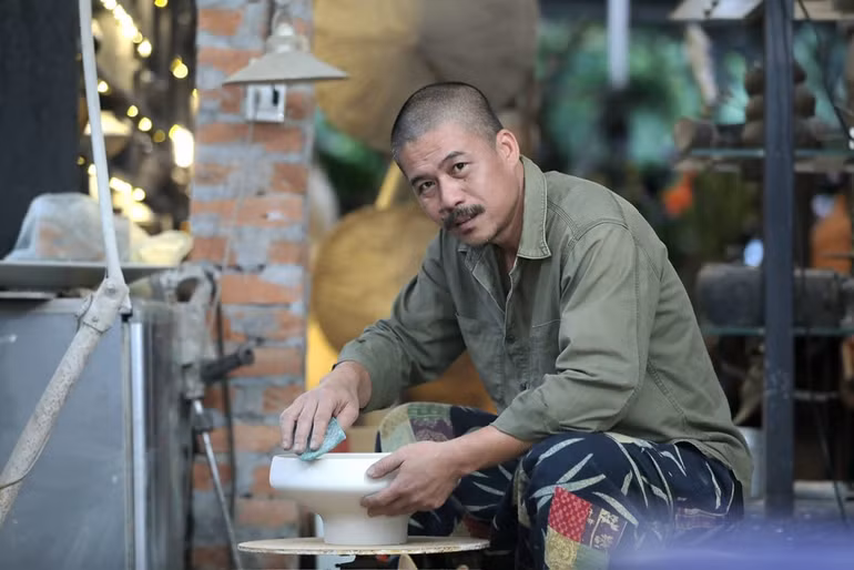 Họa sĩ Vũ Đức Hiếu dành rất nhiều tâm huyết để bảo tồn, lan tỏa tinh hoa gốm.