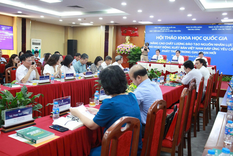 Gần 70 tham luận được trình bày tại hội thảo.