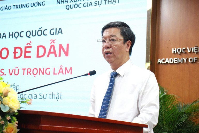 PGS,TS Vũ Trọng Lâm trình bày báo cáo đề dẫn.
