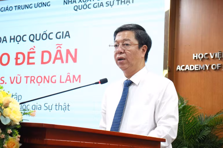 PGS,TS Vũ Trọng Lâm trình bày báo cáo đề dẫn.