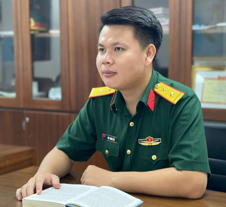 Thượng úy Bùi Thanh Hải là đạo diễn phim tài liệu "Tỉnh thức và hóa giải".