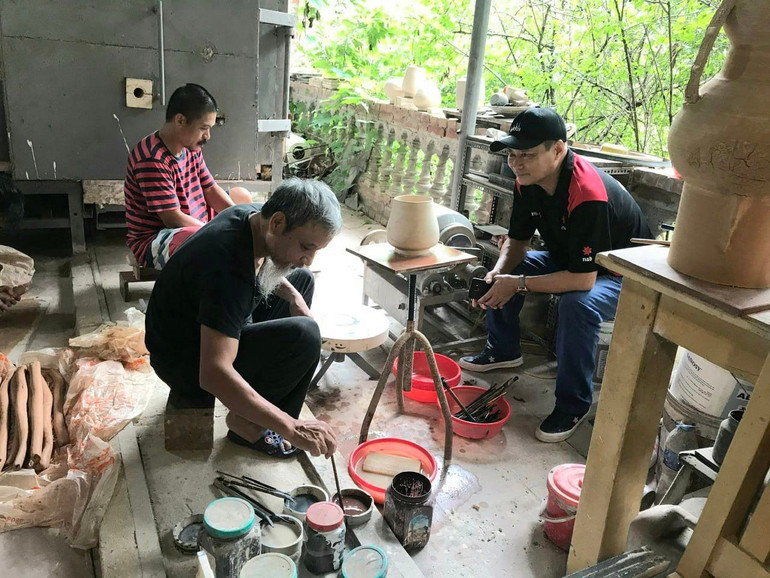 Các nghệ sĩ miệt mài sáng tạo tại Không gian Văn hóa Mường.