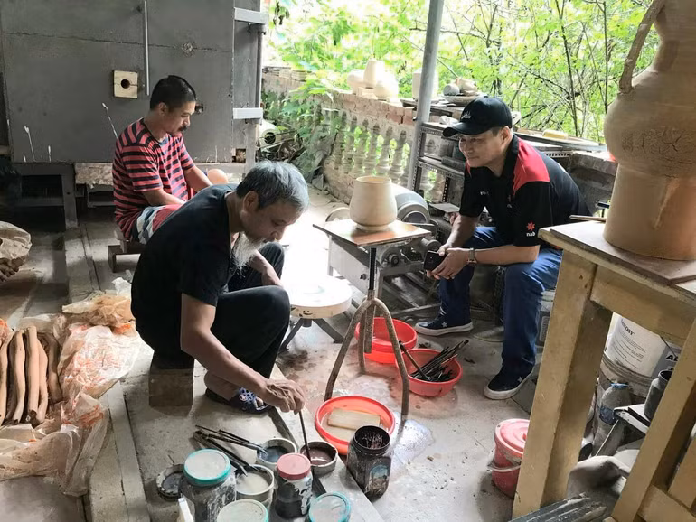 Các nghệ sĩ miệt mài sáng tạo tại Không gian Văn hóa Mường.