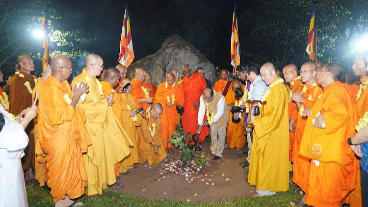 Đại biểu từ đất nước Sri Lanka cùng tưới nhánh cây bồ đề thiêng sau khi trồng trong khuôn viên chùa Bái Đính (Ninh Bình). Đại biểu từ đất nước Sri Lanka cùng tưới nhánh cây bồ đề thiêng sau khi trồng trong khuôn viên chùa Bái Đính (Ninh Bình).