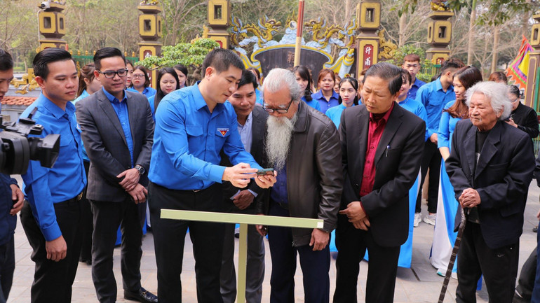 Đoàn viên, thanh niên Ninh Bình tham gia thực hiện số hóa các địa chỉ đỏ về di tích lịch sử-văn hóa của tỉnh.