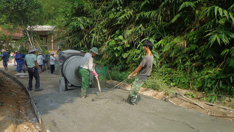 Người dân góp công làm đường nông thôn mới tại phường Xuất Hóa (thành phố Bắc Kạn). (Ảnh THU CÚC)