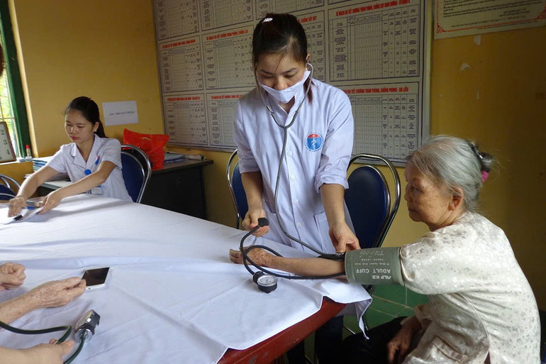 Đời sống vật chất, tinh thần của nhân dân tại các thôn ở thành phố Bắc Kạn được nâng lên. Trong ảnh: Khám bệnh cho người cao tuổi tại phường Huyền Tụng. (Ảnh THU CÚC).