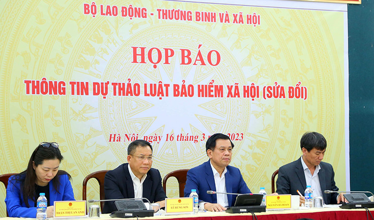 Các đại biểu dự họp báo về Luật Bảo hiểm xã hội (sửa đổi) (Ảnh: Giáp Tống)