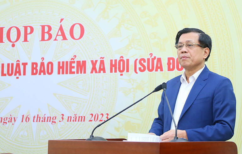 Thứ trưởng Lao động-Thương binh và Xã hội Nguyễn Bá Hoan phát biểu tại họp báo (Ảnh: Giáp Tống)