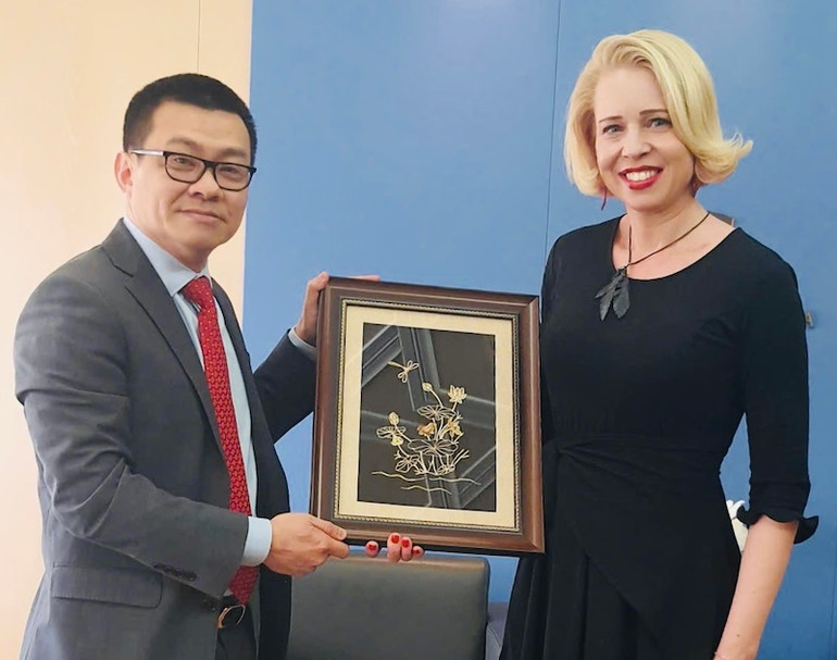 Đại sứ Vũ Lê Thái Hoàng (bên trái ảnh) và Chủ tịch Quốc hội Slovenia Urska Zupancic Đại sứ Vũ Lê Thái Hoàng (bên trái ảnh) và Chủ tịch Quốc hội Slovenia Urska Zupancic