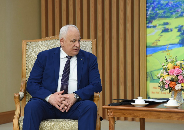 Bộ trưởng Nội vụ Palestine bày tỏ sự vinh hạnh được thăm Việt Nam và được Thủ tướng Chính phủ tiếp; chuyển lời thăm hỏi, chúc mừng của Tổng thống Palestine Mahmoud Abbas và Thủ tướng Palestine Mohammad Shtayyeh tới Thủ tướng Phạm Minh Chính; vui mừng về những thành tựu mà Việt Nam đã giành được trong thời gian qua; cho rằng, dư địa hợp tác giữa hai nước Việt Nam-Palestine còn rất lớn, mong muốn tiếp tục thúc đẩy hơn nữa quan hệ hai nước trên tất cả các lĩnh vực, trong đó có hợp tác kinh tế, an ninh. Bộ trưởng Nội vụ Palestine bày tỏ sự vinh hạnh được thăm Việt Nam và được Thủ tướng Chính phủ tiếp; chuyển lời thăm hỏi, chúc mừng của Tổng thống Palestine Mahmoud Abbas và Thủ tướng Palestine Mohammad Shtayyeh tới Thủ tướng Phạm Minh Chính; vui mừng về những thành tựu mà Việt Nam đã giành được trong thời gian qua; cho rằng, dư địa hợp tác giữa hai nước Việt Nam-Palestine còn rất lớn, mong muốn tiếp tục thúc đẩy hơn nữa quan hệ hai nước trên tất cả các lĩnh vực, trong đó có hợp tác kinh tế, an ninh.